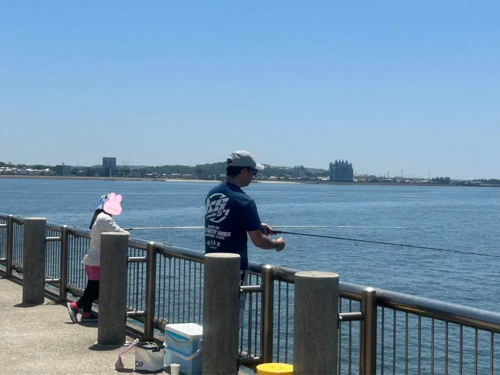 Mさんと並んで釣り