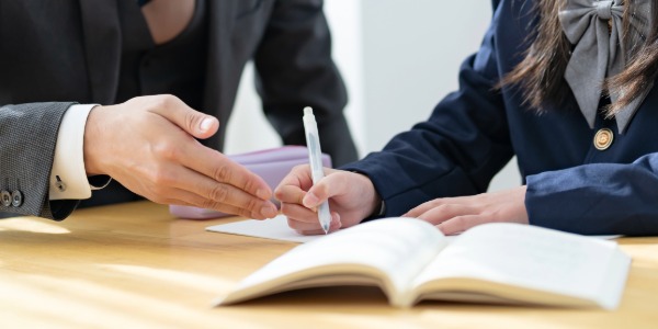 女子学生に親身に指導する家庭教師